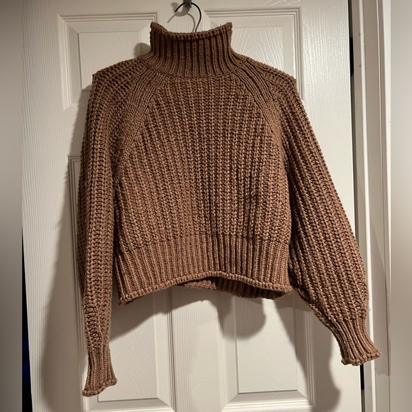 H&M Sweaters - H&M chunky knit light brown cropped turtleneck sweater